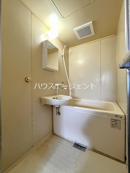 バス・シャワールーム　バス・トイレ別です。※参考写真