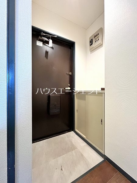 玄関　広々とした玄関です。※参考写真