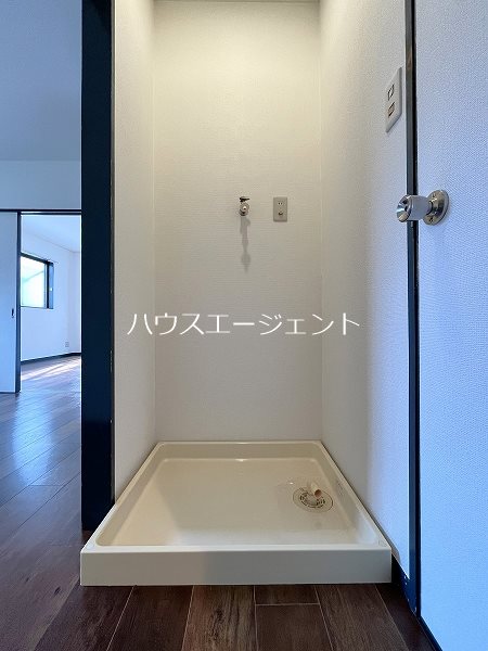 洗面設備　洗濯機置き場は室内にございます。※参考写真
