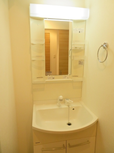 洗面設備　※同タイプ別部屋の写真です。実際と異なる場合がございます
