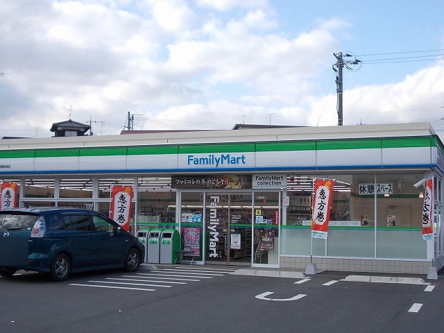 コンビニ　ファミリーマート（コンビニ）まで700m