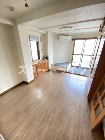 地下鉄御堂筋線 東三国駅 徒歩8分 4階建 築36年の居間写真