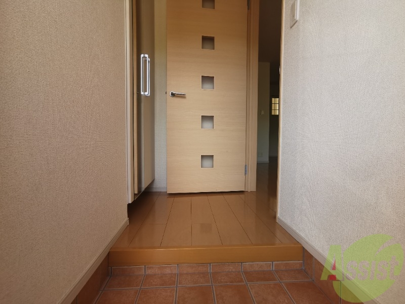玄関　玄関から撮ってみました！右に入ったらすぐ洋室に行けますよ！