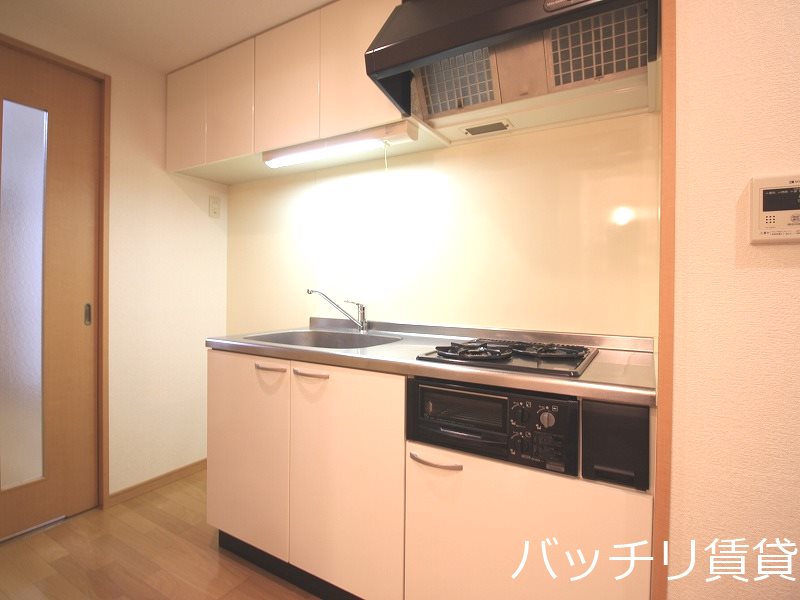 キッチン　画像は同型イメージの為、内装のベースカラー等が若干異なる場合