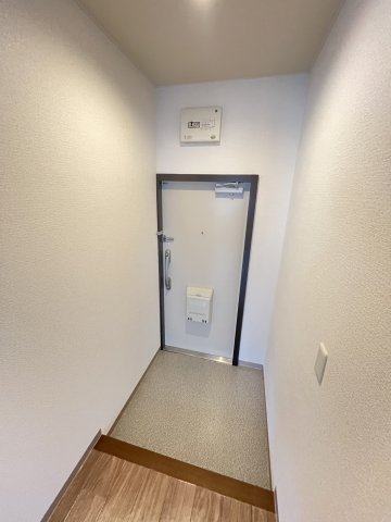 地下鉄御堂筋線 西中島南方駅 徒歩4分 7階建 築50年の玄関写真