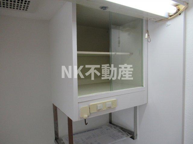 収納　キッチン上の収納棚です