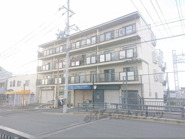 京都市伏見区深草野田町のマンションの建物外観