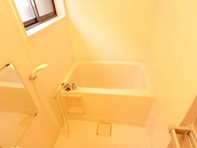 バス・シャワールーム　清潔感のあるお風呂です