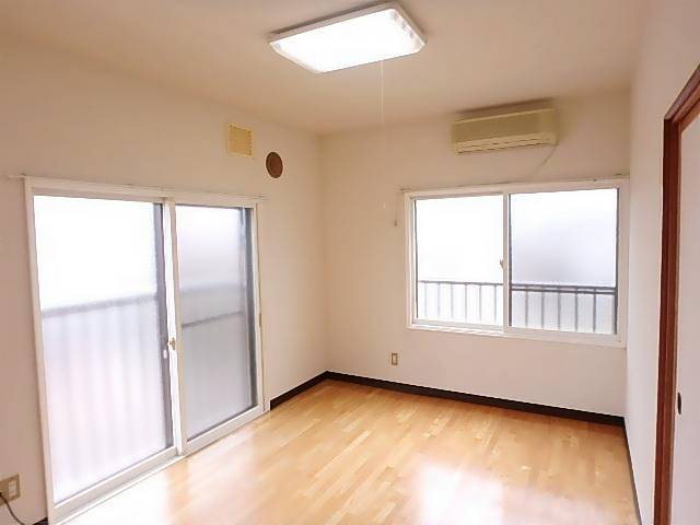 居室・リビング　洋室６帖の南東向きのお部屋です