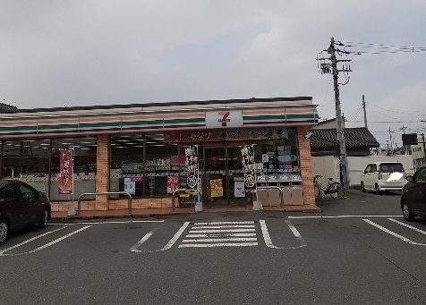 コンビニ　セブンイレブン伊勢崎平和町店（コンビニ）まで889m