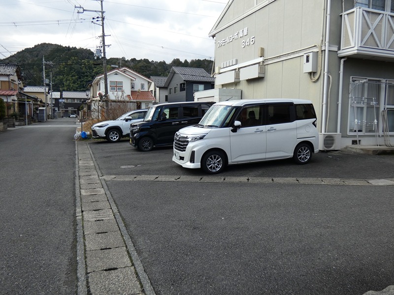 【ファミールコーポ高屋５棟の駐車場】