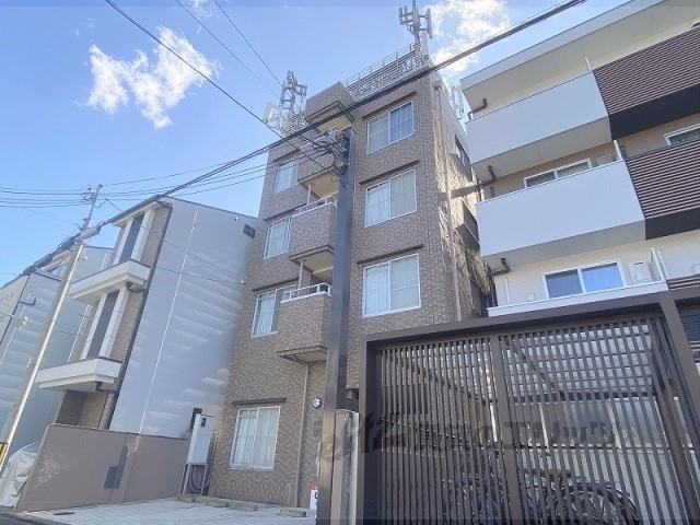 京都市北区西賀茂角社町のマンションの建物外観