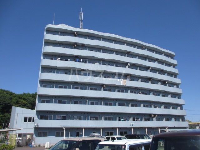 藤沢市城南のマンションの建物外観