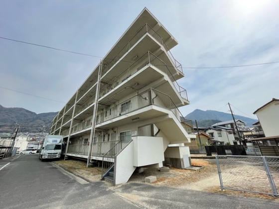 広島市安芸区中野のマンションの建物外観