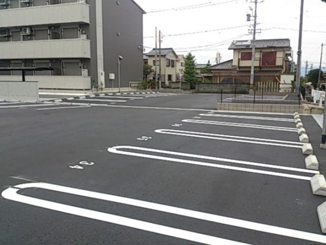 【鈴鹿市寺家のアパートの駐車場】