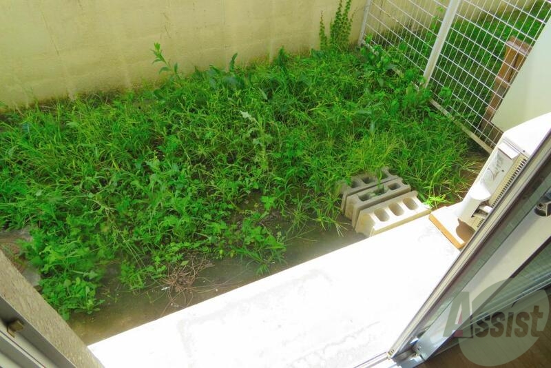 バルコニー　１階部分は専用庭もついているので、広々しております。