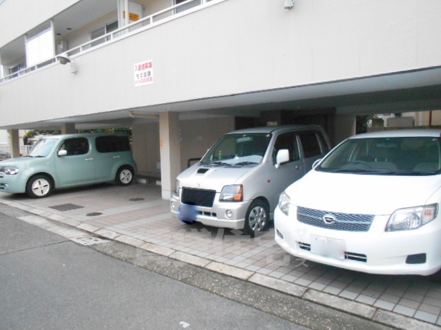 【ファミール中百舌鳥の駐車場】