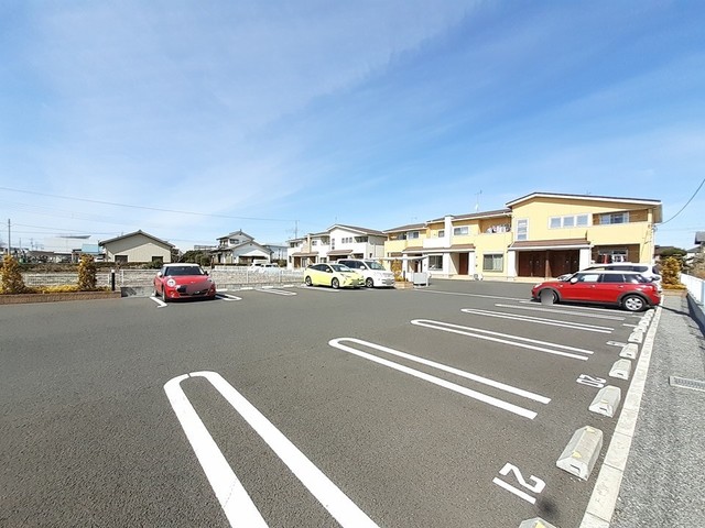 【レイ　グラン　イーストの駐車場】