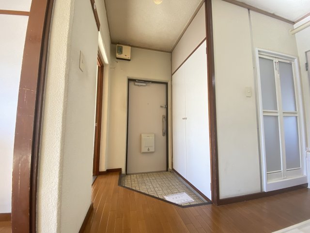玄関　ドア開けると広い玄関がございます★