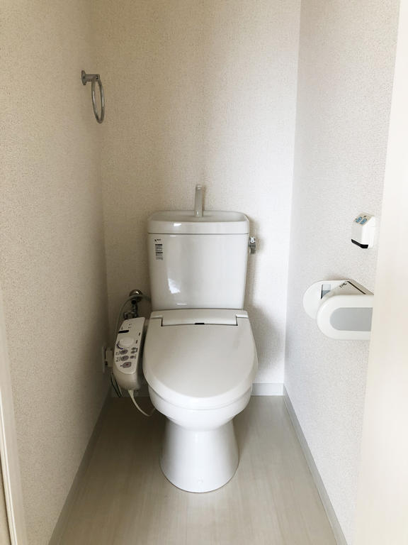 トイレ　温水洗浄暖房便座つきの独立トイレです。