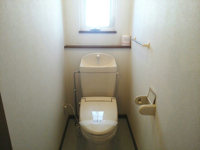 トイレ　トイレに窓がついていると換気もしやすくておすすめです