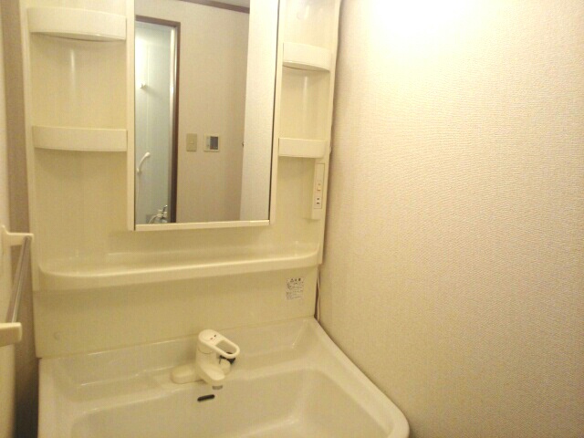 洗面設備　小物置きのできる洗面台です