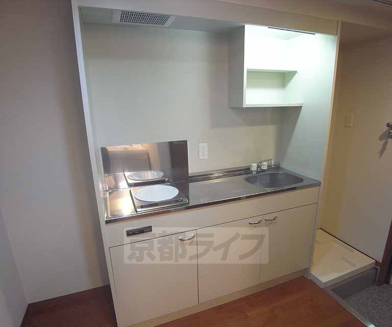 キッチン　スペースが広いので、もう一つコンロも置く事が出来そうです。