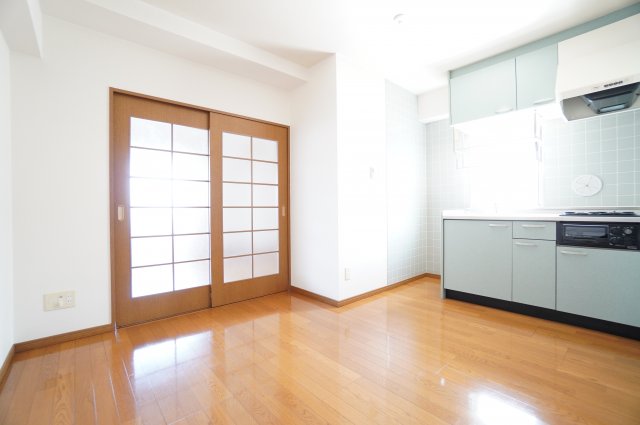 居室・リビング　※同物件・反転タイプの写真です。