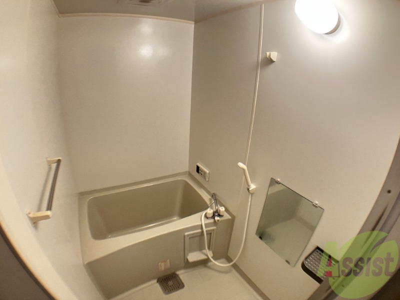 バス・シャワールーム　浴室はシンプルなデザイン。追い焚き機能付きです。