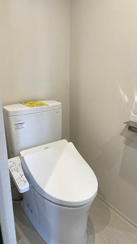トイレ　落ち着いた色調のトイレです