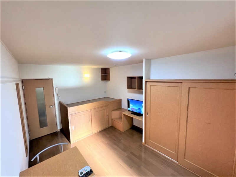 居室・リビング　家電・家具付きの部屋です。