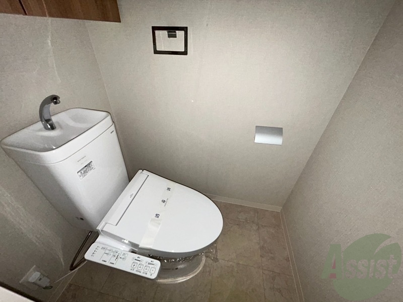 トイレ　温水洗浄便座でウォシュレット付きなので快適ですね。