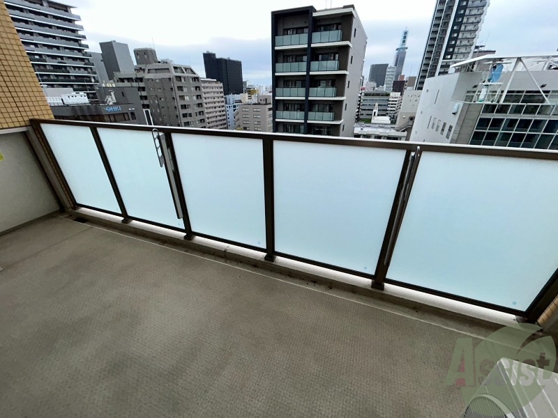 バルコニー　ベランダは洗濯物を干すには充分な広さになっています。