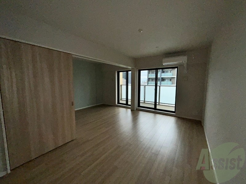 居室・リビング　１３．４帖のリビングは広々としていて開放感があります。