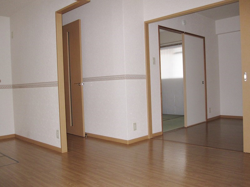 居室・リビング　リビングは洋室とつなげて利用可能