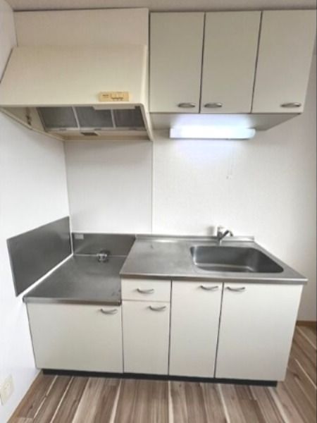 キッチン　同じ間取あｃりの別部屋の写真です