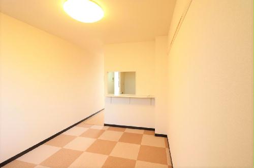 キッチン　２Ｆはリビング・ダイニングルーム　※注）号室ごとで柄や仕様が