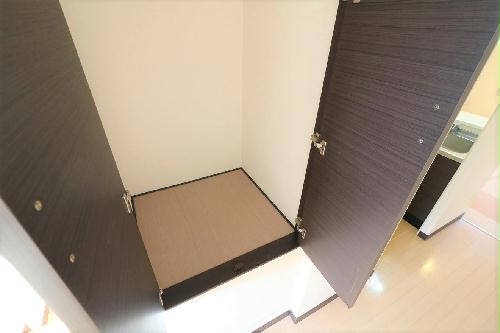 収納　キッチンに脇に大きな収納スペースあり