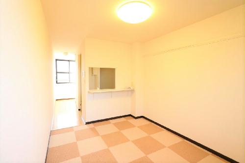 居室・リビング　※号室ごとでカーペットの柄や仕様に変更がございます。