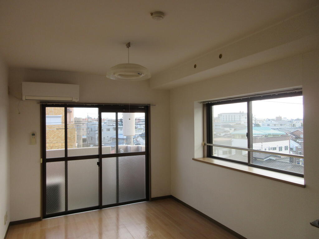 居室・リビング　出窓付き