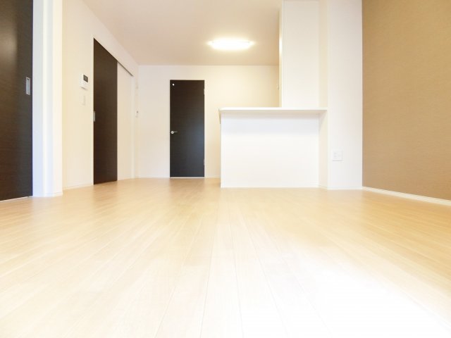 居室・リビング　同物件別部屋