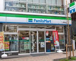 コンビニ　ファミリーマート 新宿神楽坂駅前店（コンビニ）まで654m