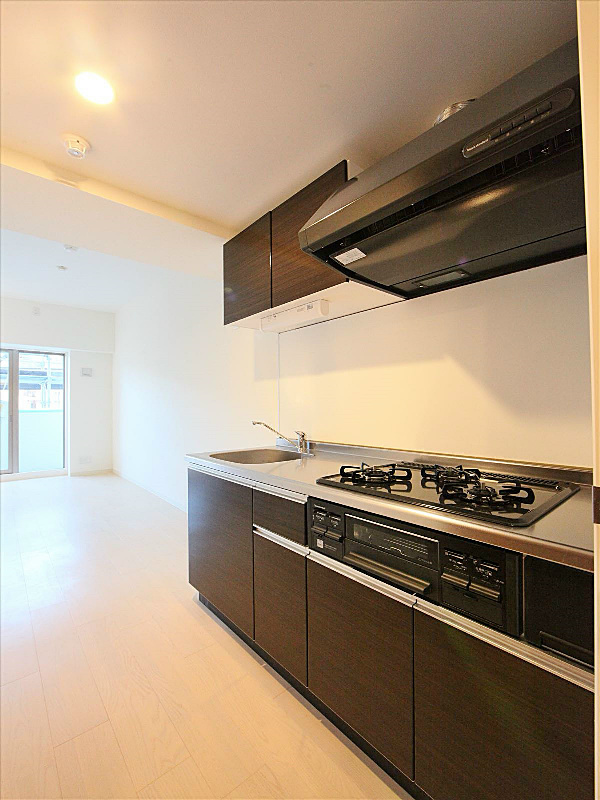 キッチン　システムキッチン（3口コンロ、グリル付）