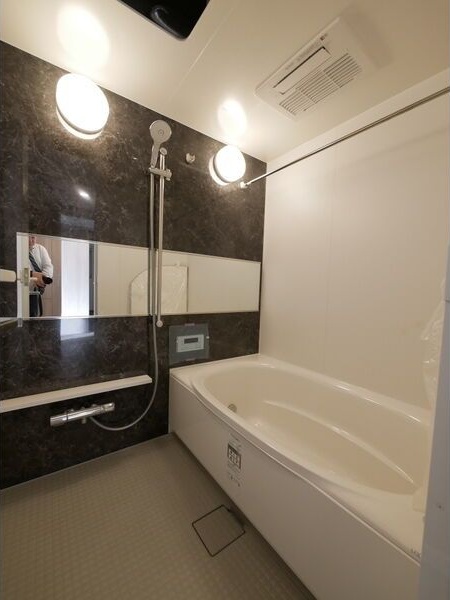 バス・シャワールーム　※写真は同じマンションの違う部屋のものになります。