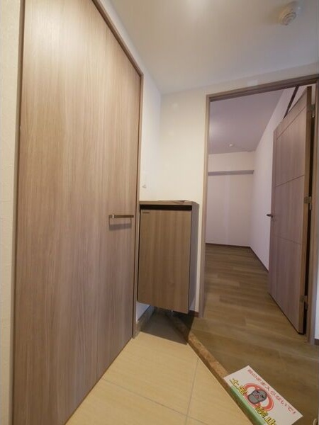 玄関　※写真は同じマンションの違う部屋のものになります。