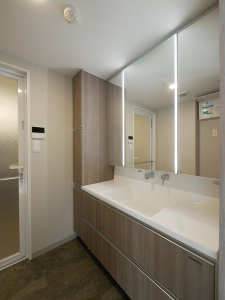 洗面設備　※写真は同じマンションの違う部屋のものになります。