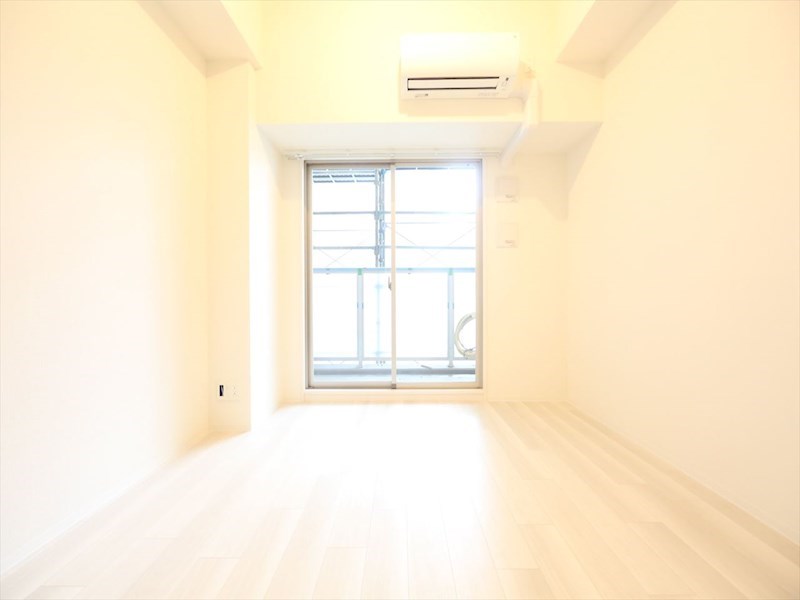 バルコニー　洋室8帖　エアコン完備　バルコニー