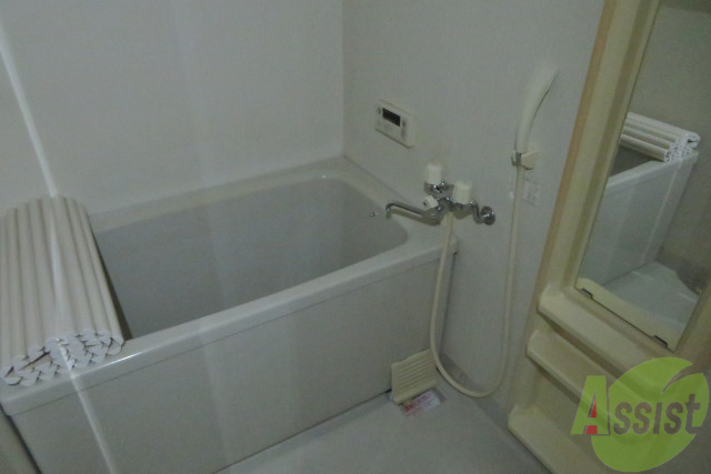 バス・シャワールーム　お風呂は肩まで浸かれる広さがありますね。