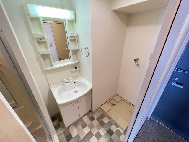 洗面設備　洗面所内に洗濯機置き場あり！