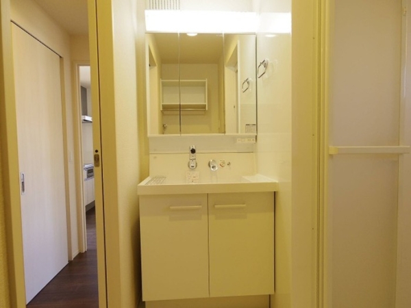 洗面設備　独立洗面台で朝の準備も快適です♪